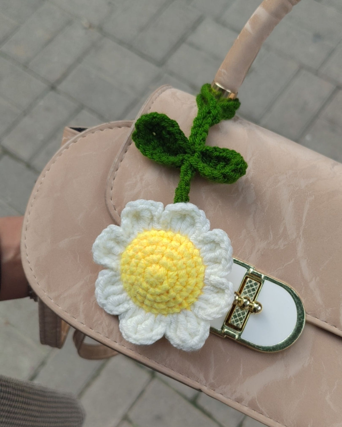 Crochet Daisy Bag Charm – Handmade White Floral Keyring, Cottagecore Purse Accessory